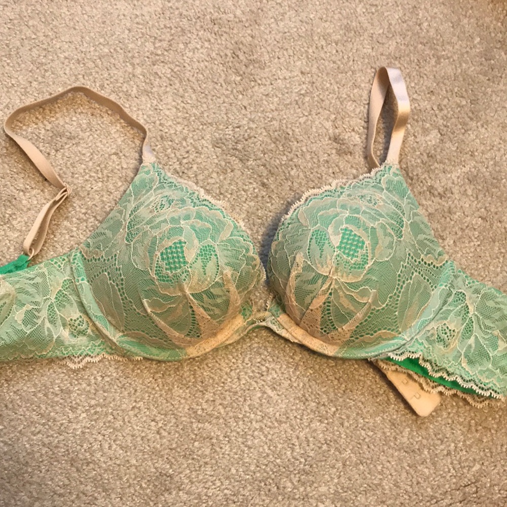 Green/nude lace padded VS NWT